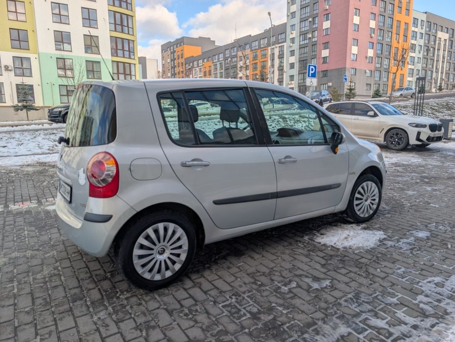 Маленька зручна машинка в рідній фарбі!