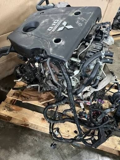 Двигун 2,4 Di-D   4N15 механіка з навісним  та паливною