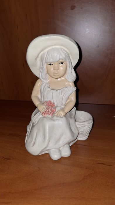 Figurka dziewczyna z koszykiem w kapeluszu