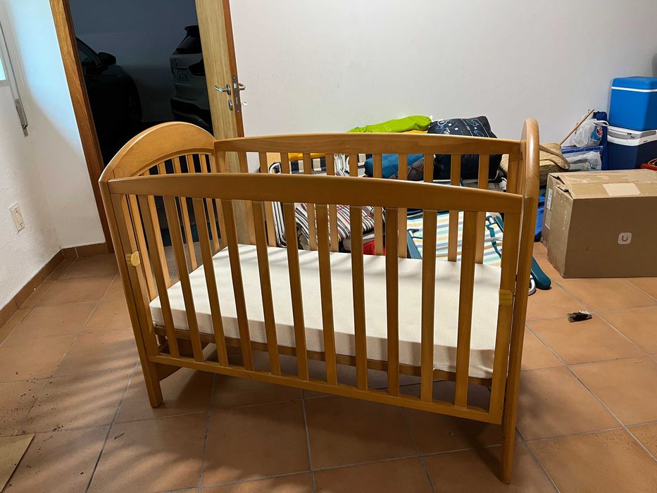 Cama de bédé e cómoda