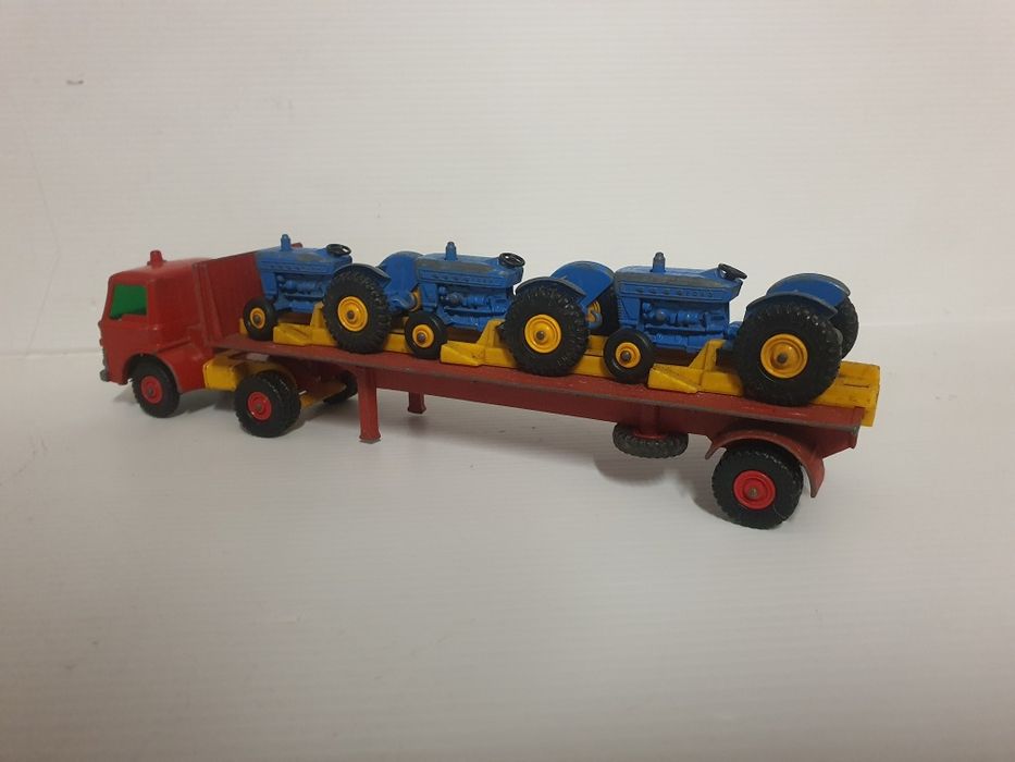 Camião Ford com 3 Tractores Ford da Matchbox