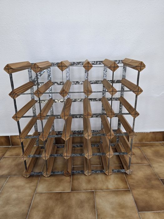 Garrafeira / Wine Rack (capacidade: 30 garrafas)