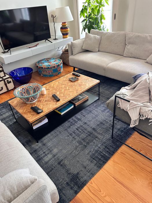 Mobília de sala de estar: dois sofás, mesa, televisão e mais