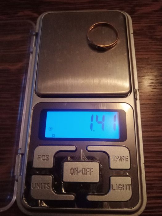 Продам золотое кольцо с бриллиантом.