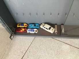 Vitrina para fixar na parede para miniaturas como nova sem arranhões