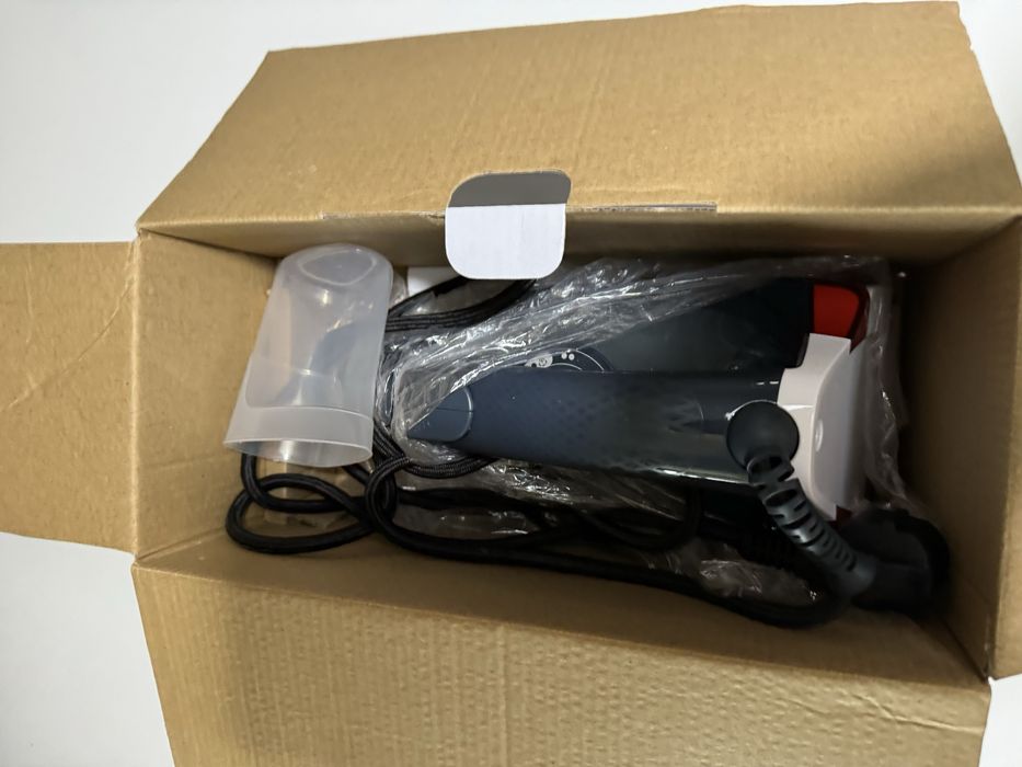 Ferro de engomar a vapor novo.Hoff