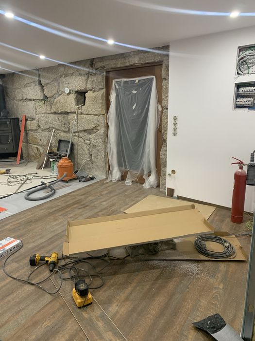 Serviço de assentamento, pintura, soldadura