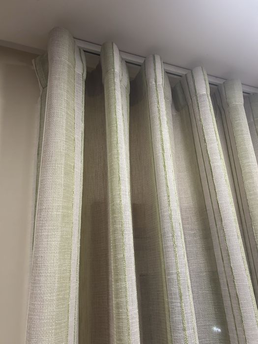 Cortinas bege e verde.