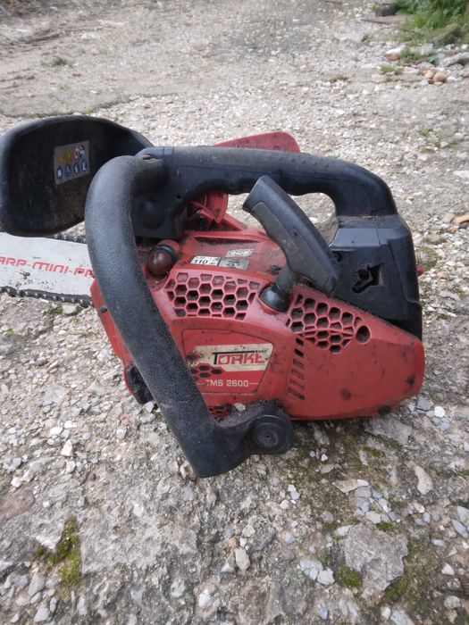 Duas motoserras para  peças