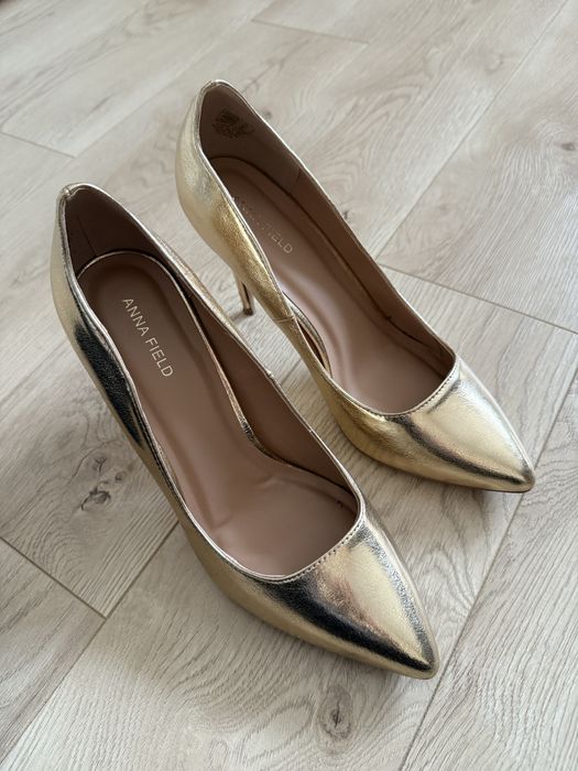 Złote szpilki Anna Field