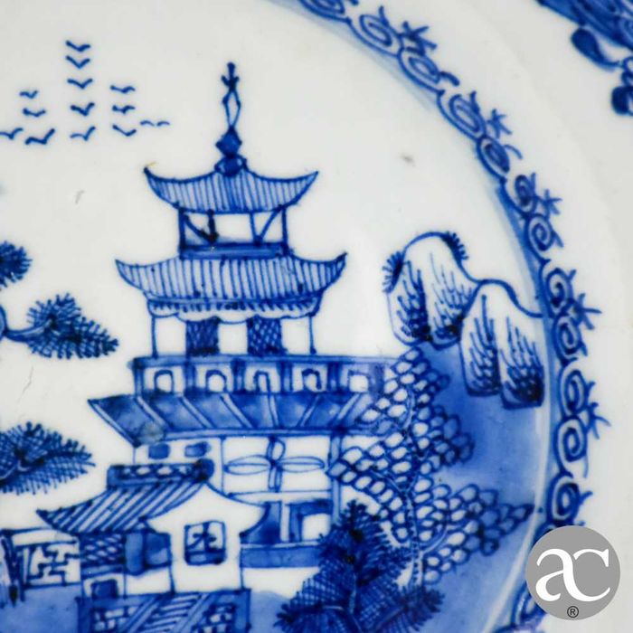 Prato oitavado porcelana China, dec. pagodes, Qianlong, séc. XVIII