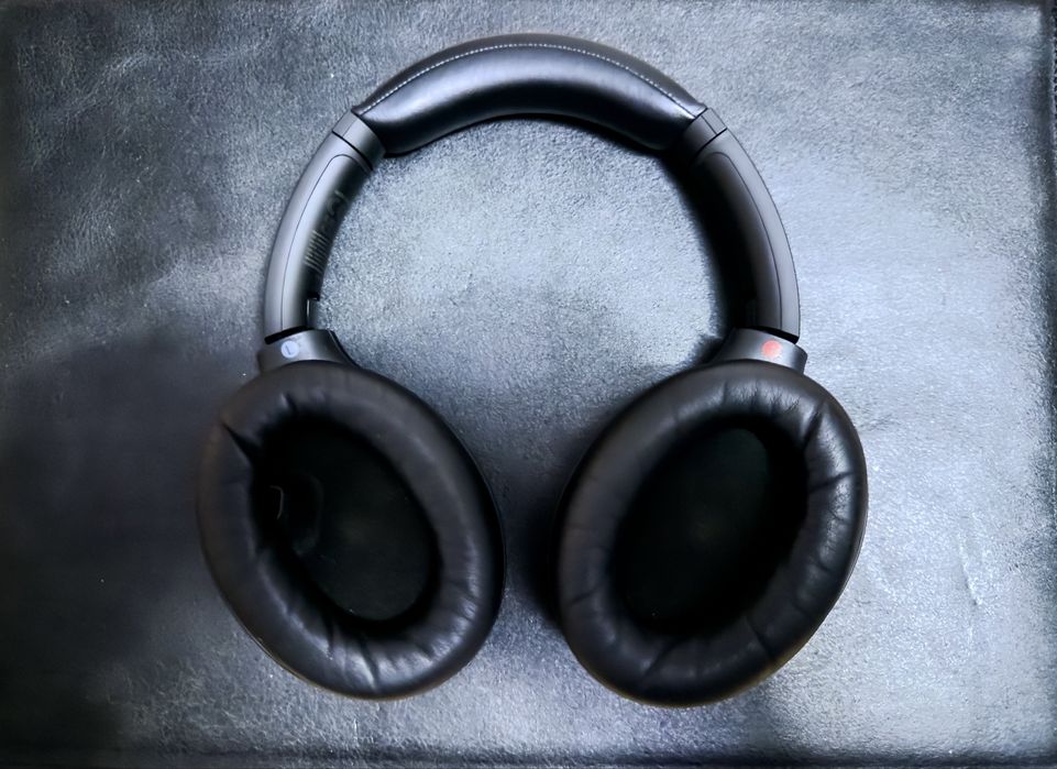 Sony WH-1000XM4 pretos — com estojo e acessórios