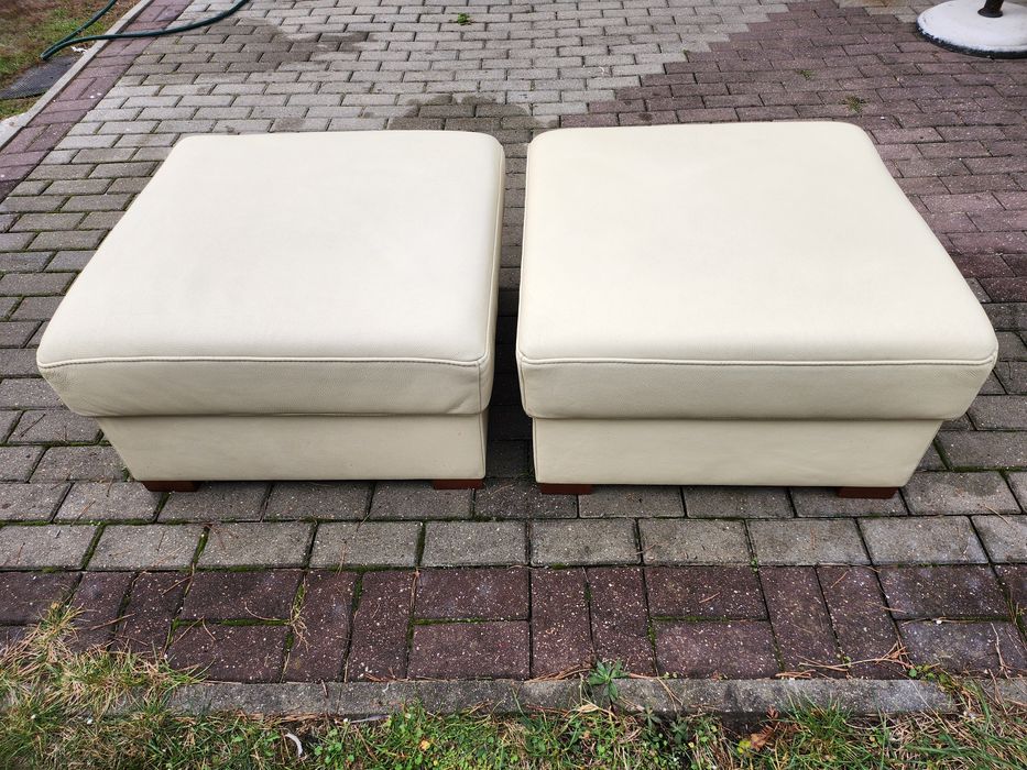 Dwie duże pufy ze skóry naturalnej.