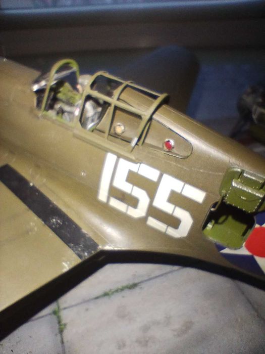 makieta lotniska z samolotem P-40B