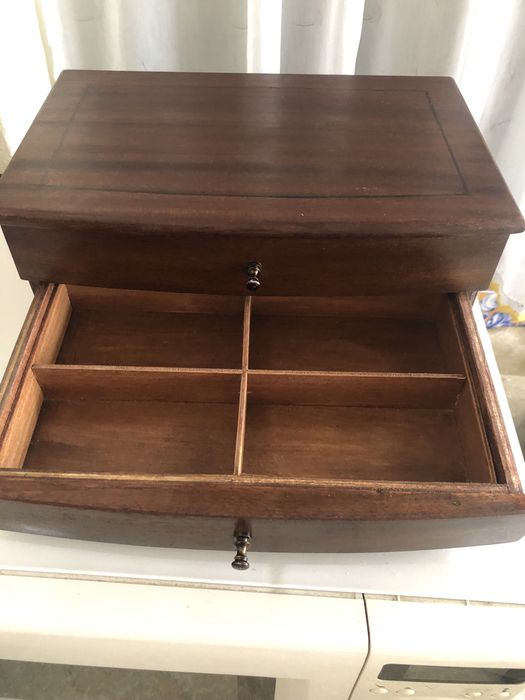 Caixa de madeira com gavetas