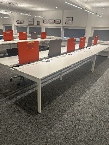 Meble biurowe biurka, krzesła konferencyjne, stoły z media portem