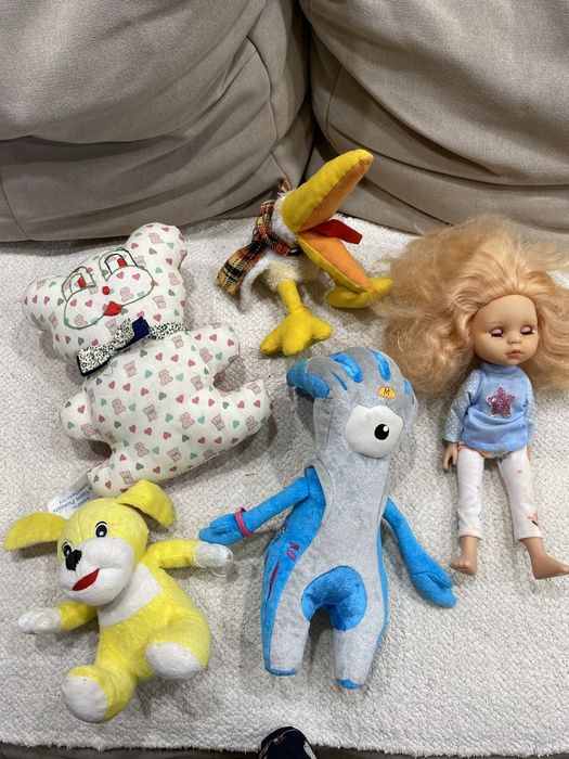 Игрушки мягкие разные и кукла