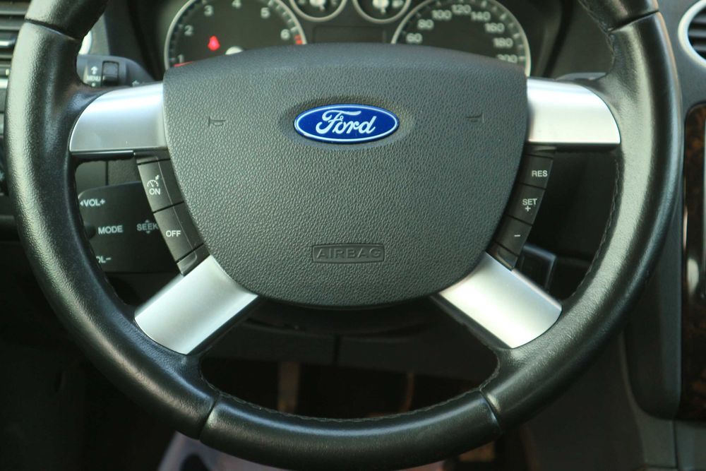 Ford Focus Mk2 1.6 GHIA 1,6 -Zarejestrowny-Klima-Multifunkcja-Tempomat