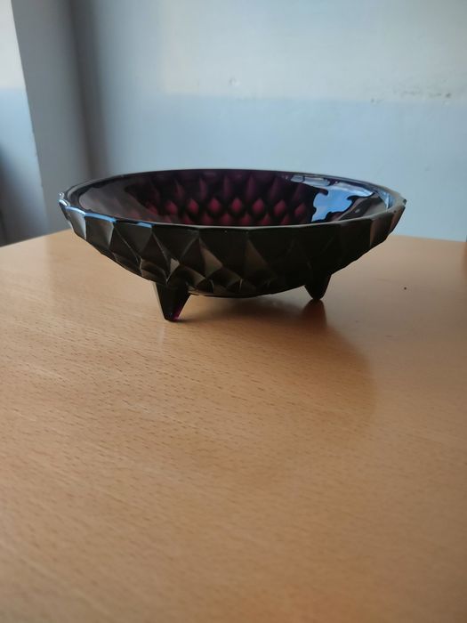 Conjunto de taças em vidro castanho.