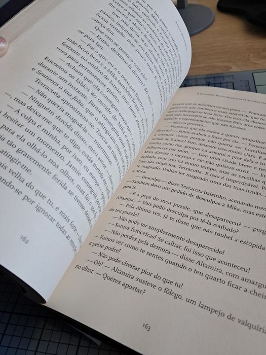 Livro "A Sociedade Muito Secreta de Feiticeiras Invulgares"