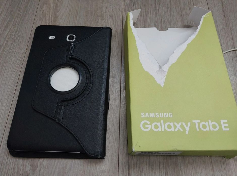 Samsung galaxy tab e (9.6"). zestaw z kartą 32gb i etui