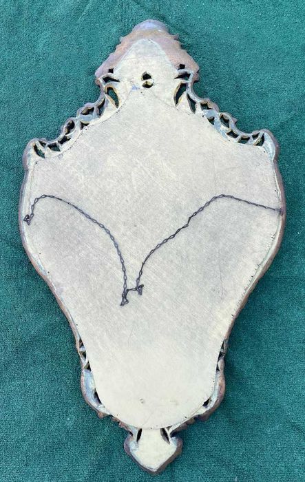 Espelho antigo, biselado de parede com caixilho em talha de madeira