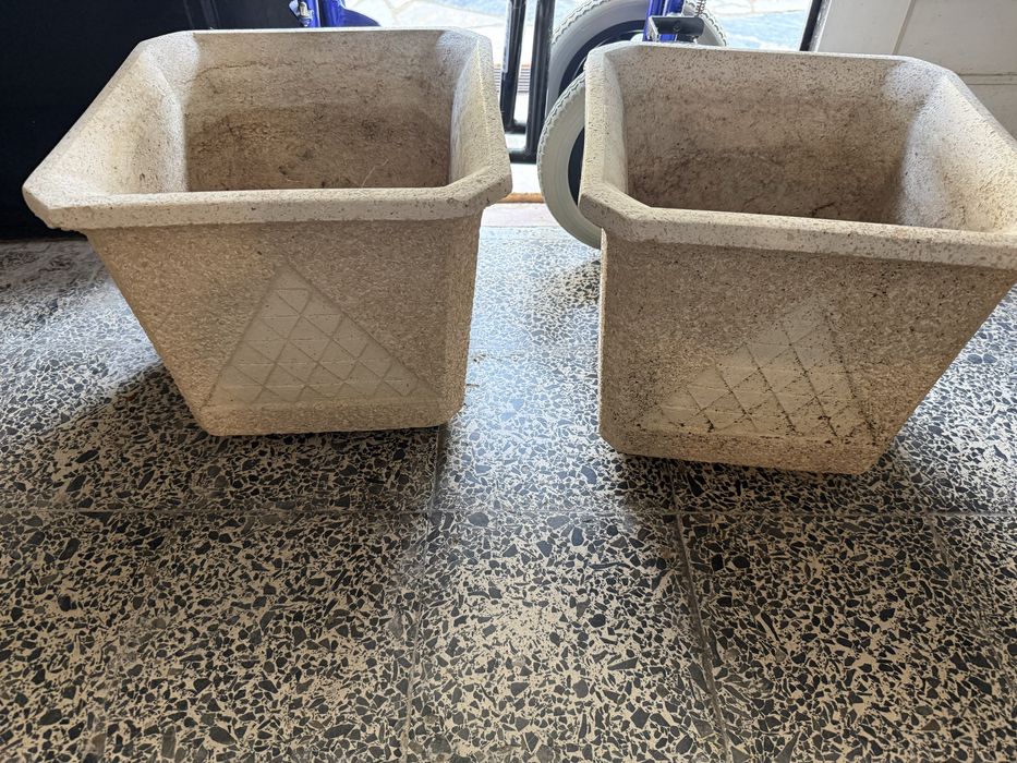 Vasos em pedra brancos
