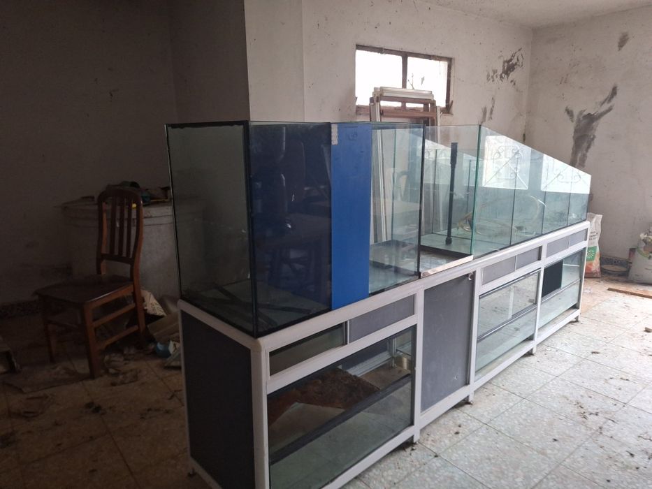 Aquário em cascata de agua fria e agua quente