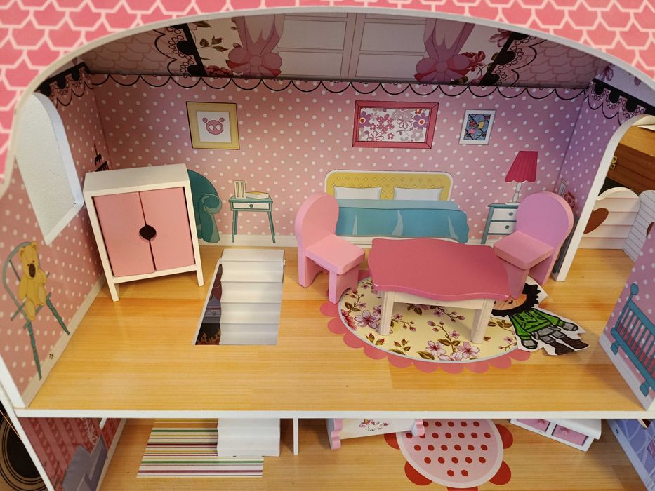 Zabawkowy,drewniany domek dla lalek