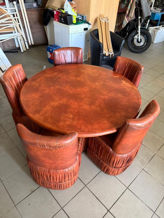 Mesa redonda em pele com cadeiras