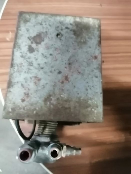 Motor com bomba incorporada para máquina de café.