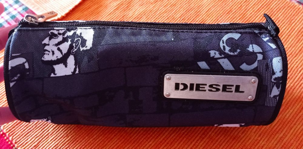 Estojo praticamente novo marca Diesel