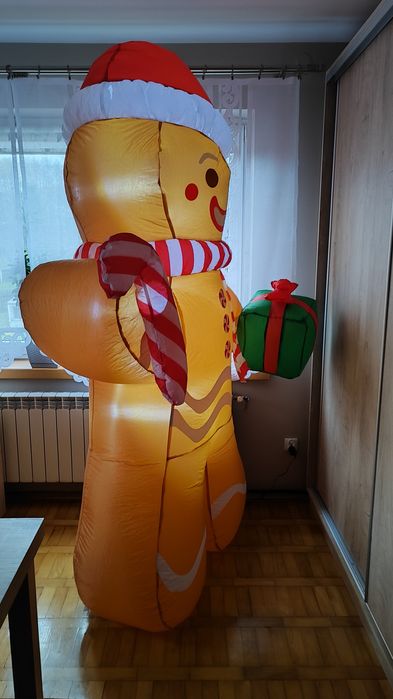 Prezent dla dziecka pompowany piernik ludzik 240 cm LED 230v