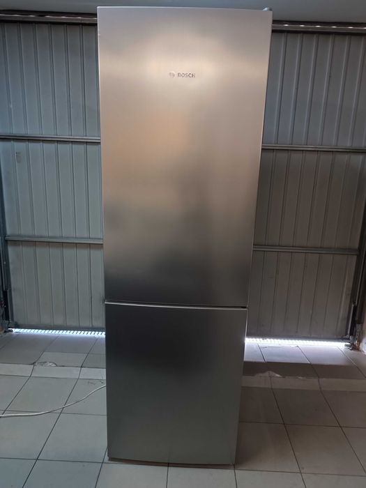 Lodówka, chłodziarko-zamrażarka w dobrym stanie.