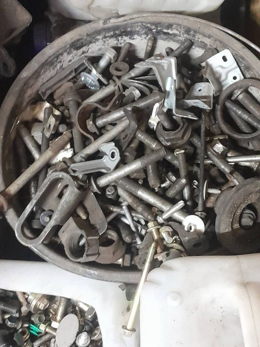 Автомобільні болти