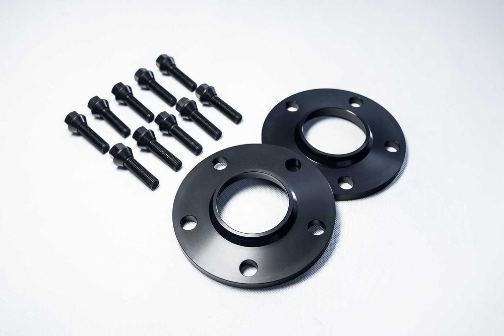 Dystanse BMW E36 E46 E90 E60 E34 X1 10mm + śruby (czarne)
