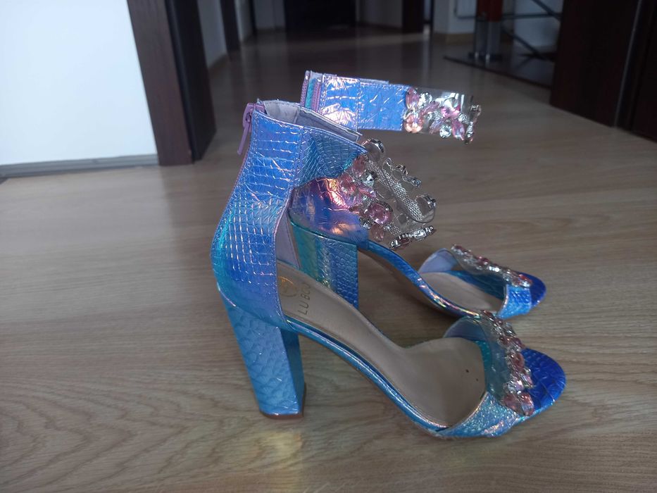 Buty sandały na słupku