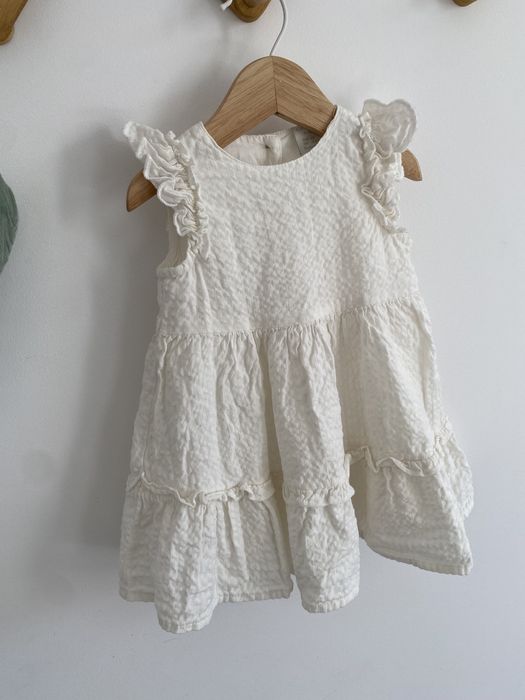 Sukienka kremowa lindex 68 teksturowana falbanki jak newbie