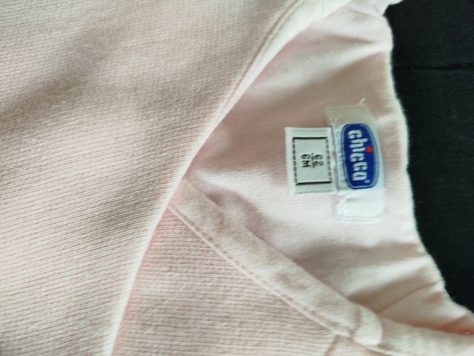 Várias roupas de bebê