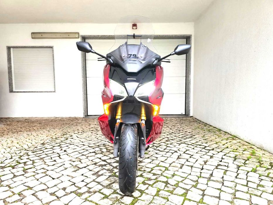 Honda Forza 750 de 2021 com 19.900 kms e revisões na marca