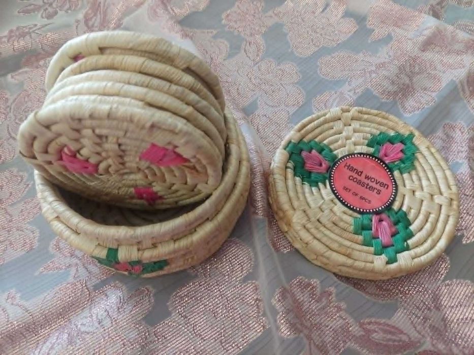 Vendo para desocupar conjunto artesanal novo de 6 bases com respetivo cestinho. 10€