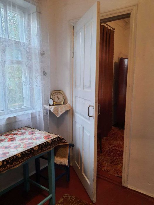 Продам будинок біля озера із земельною ділянкою (центр)