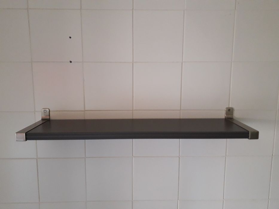 Duas prateleiras cinza escuro