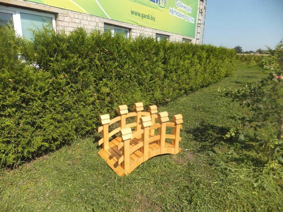 Most ogrodowy z drewna