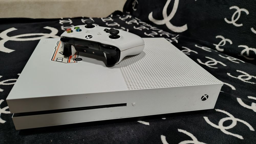 Продам Xbox one s 1 TB