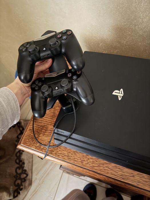Продаю PlayStation 4 Pro 1TB у хорошому робочому стані.