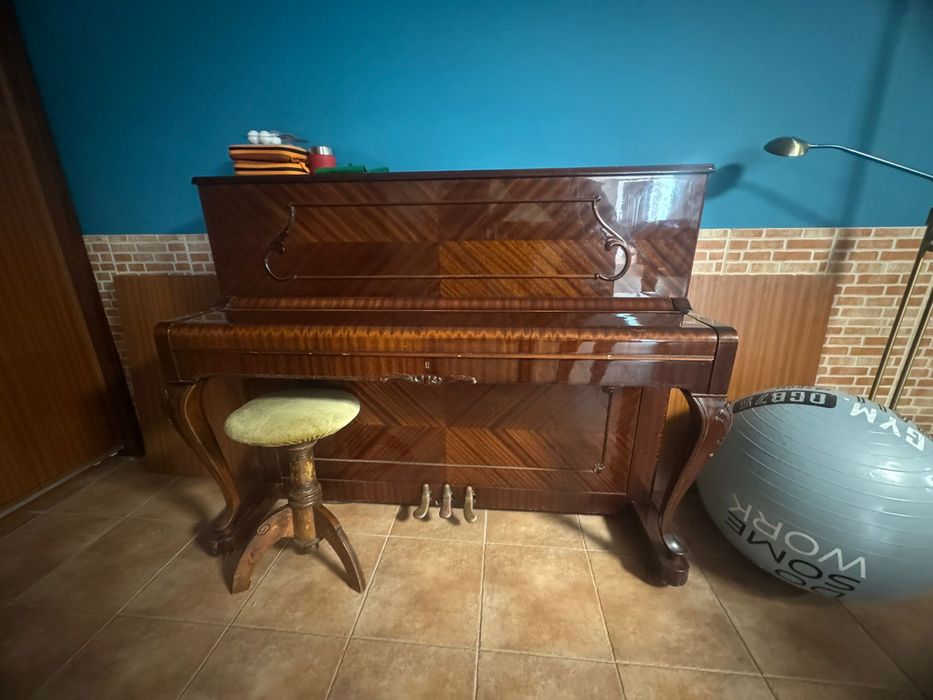 Piano PETROF Serie 169336