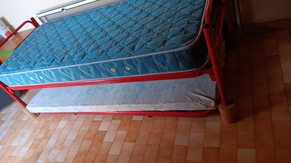 Cama de solteiro com cama extra em baixo e colchões