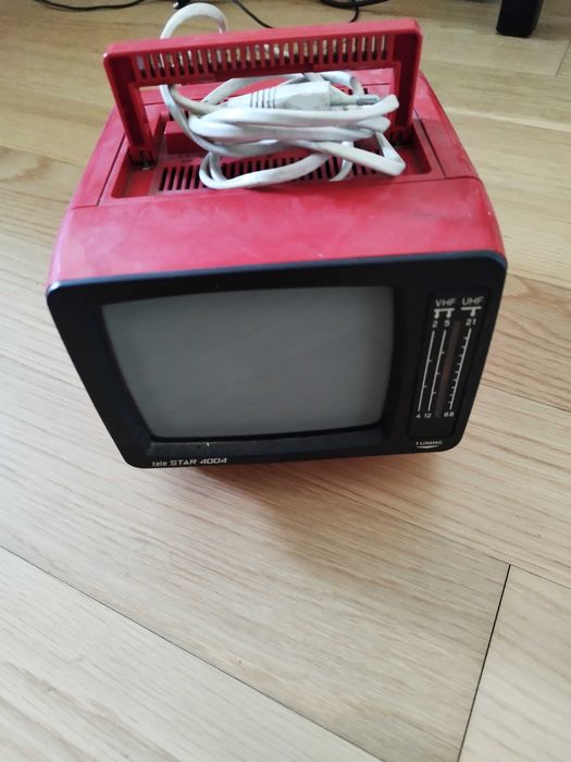 TV pequena portatil com mais de 30 anos