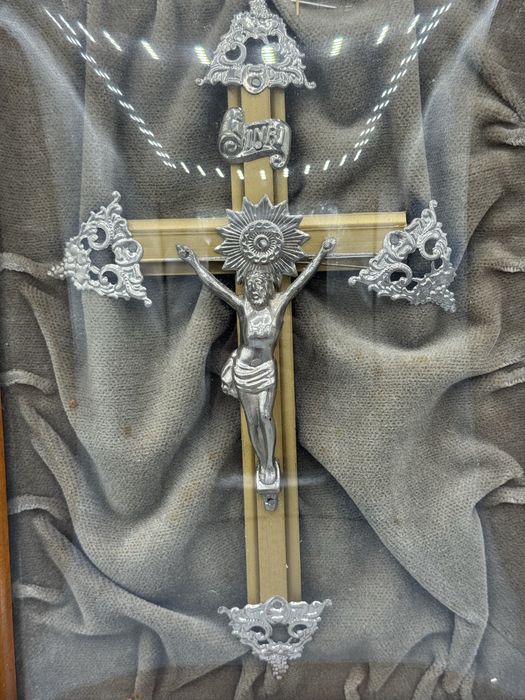 Sakralny obraz z krzyżem